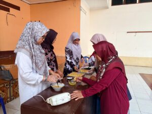 TP PKK Trimulyo Gelar Sekolah Jumat: Pelatihan Olahan Berbahan Tepung Talas
