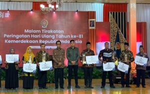 Lurah Trimulyo Terima Piala dan Piagam Juara I Lomba Kalurahan Tingkat DIY Tahun 2026
